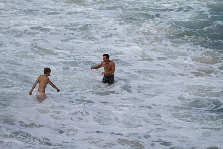 Integrantes do McFly se divertem em praia carioca