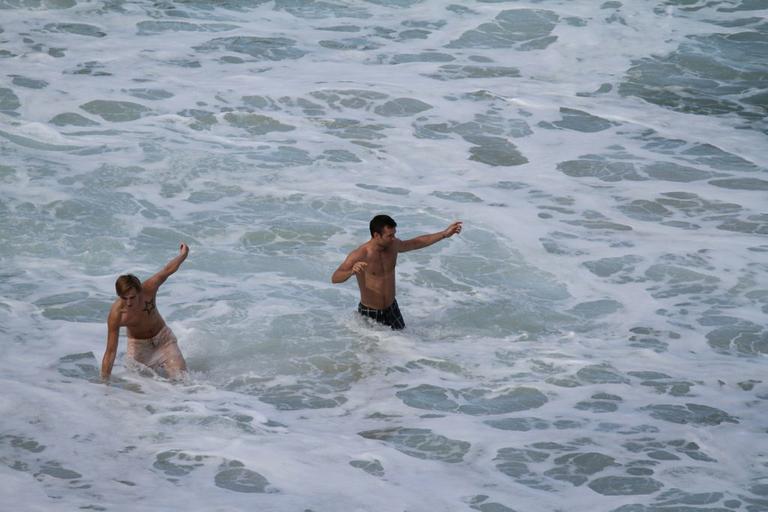 Integrantes do McFly se divertem em praia carioca