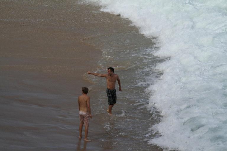 Integrantes do McFly se divertem em praia carioca