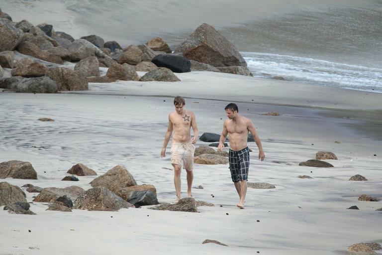 Integrantes do McFly se divertem em praia carioca