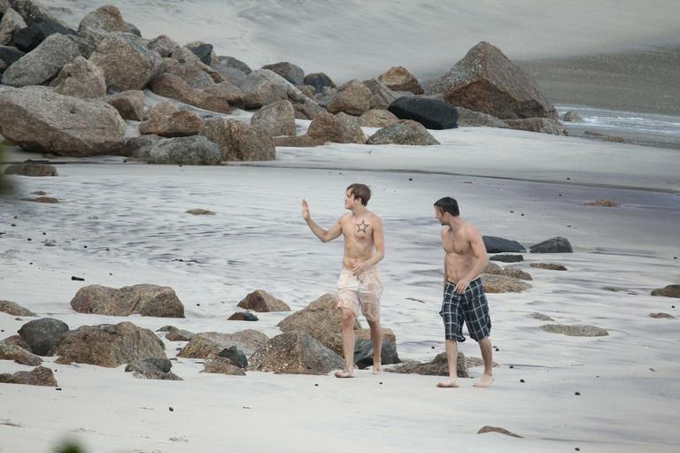 Integrantes do McFly se divertem em praia carioca