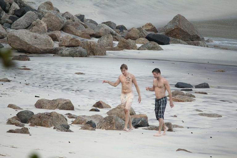 Integrantes do McFly se divertem em praia carioca