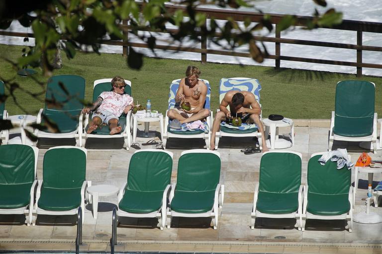 Integrantes do McFly se divertem em praia carioca