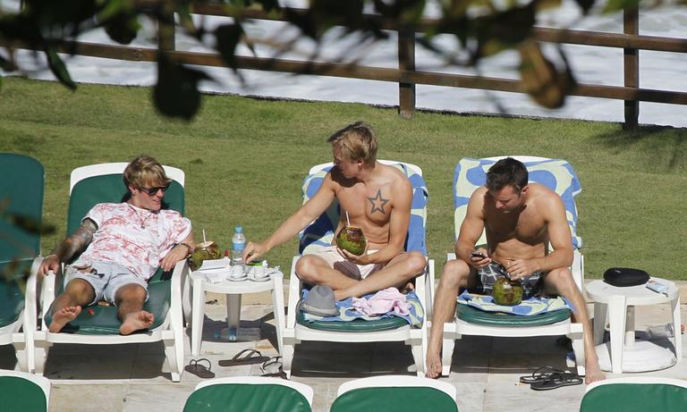 Integrantes do McFly se divertem em praia carioca