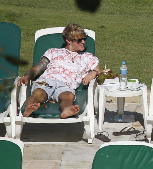 Integrantes do McFly se divertem em praia carioca