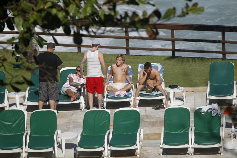 Integrantes do McFly se divertem em praia carioca