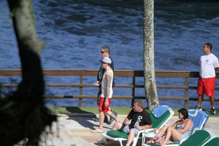 Integrantes do McFly se divertem em praia carioca