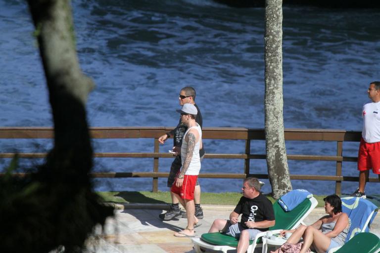 Integrantes do McFly se divertem em praia carioca