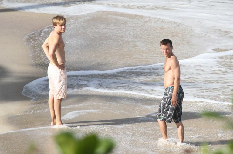 Integrantes do McFly se divertem em praia carioca