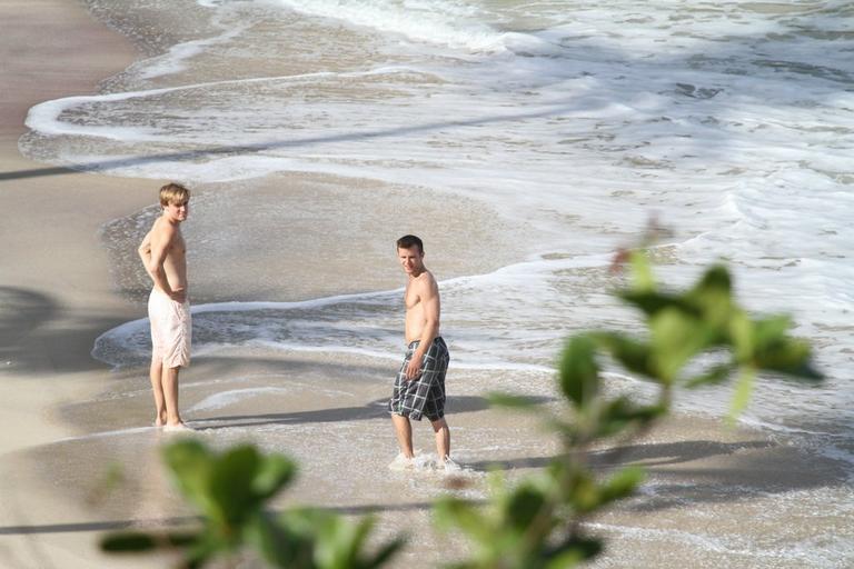 Integrantes do McFly se divertem em praia carioca