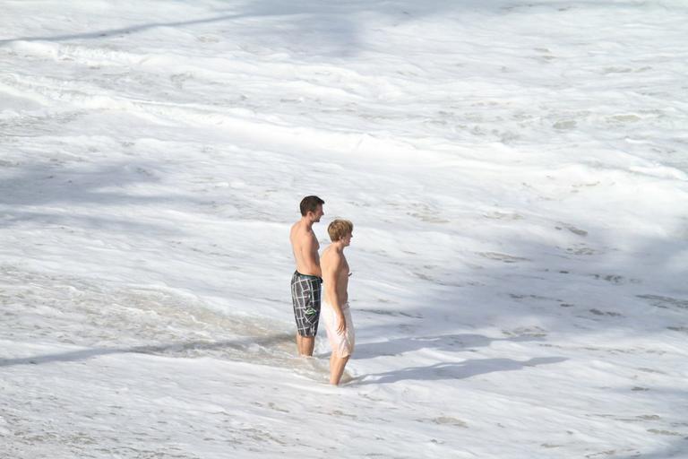 Integrantes do McFly se divertem em praia carioca