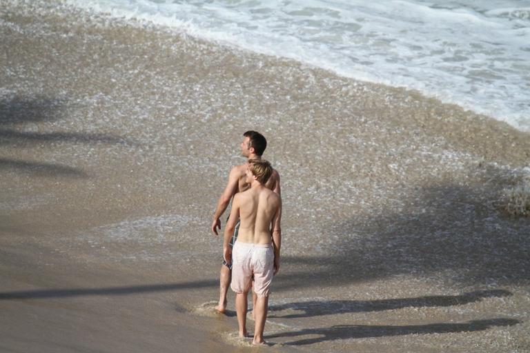 Integrantes do McFly se divertem em praia carioca