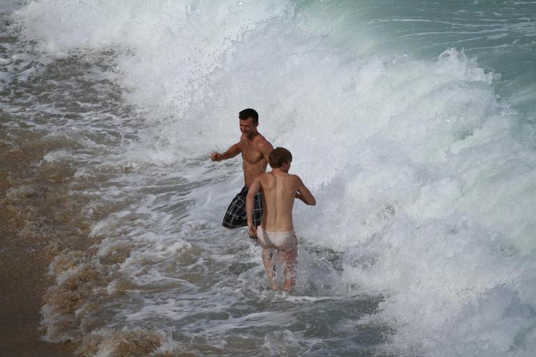 Integrantes do McFly se divertem em praia carioca