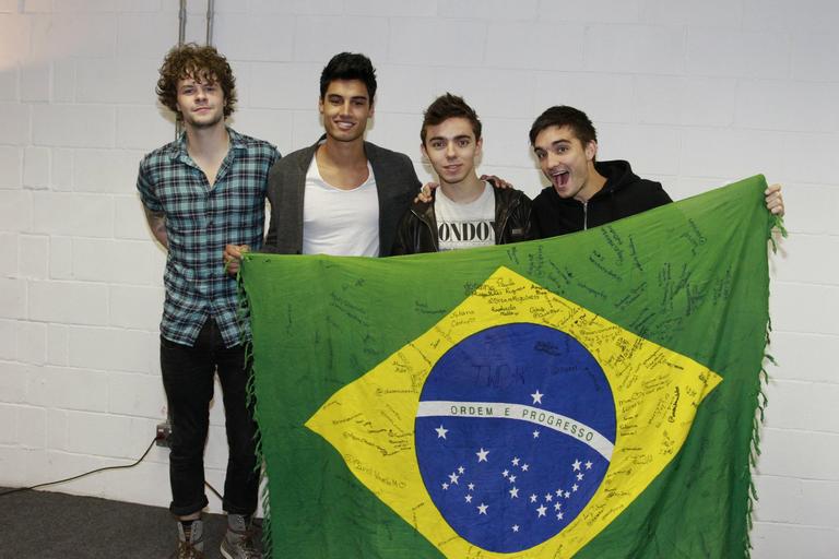 The Wanted recebe fãs no camarim, em show no Rio de Janeiro