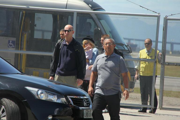 Demi Lovato em aeroporto no Rio