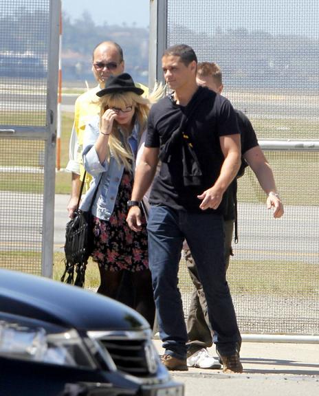 Demi Lovato em aeroporto no Rio