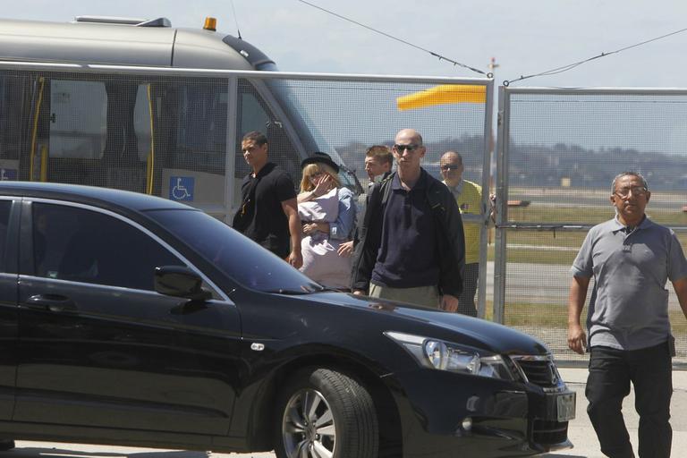 Demi Lovato em aeroporto no Rio