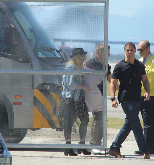 Demi Lovato em aeroporto no Rio