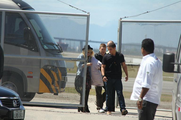 Demi Lovato em aeroporto no Rio