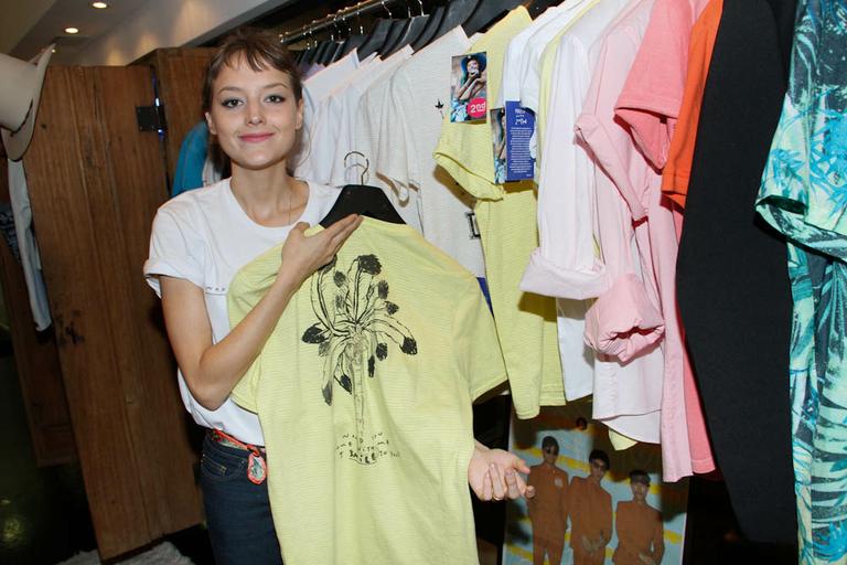 Mallu Magalhães lança coleção de camisetas em São Paulo