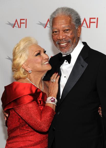 Hebe Camargo tieta Morgan Freeman no AFI Life Achievement Award em junho de 2011 na Califórni