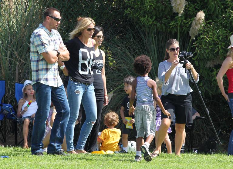 Heidi Klum leva o namorado, Martin Kristen, para acompanhar jogo de futebol de um de seus filhos, em Los Angeles