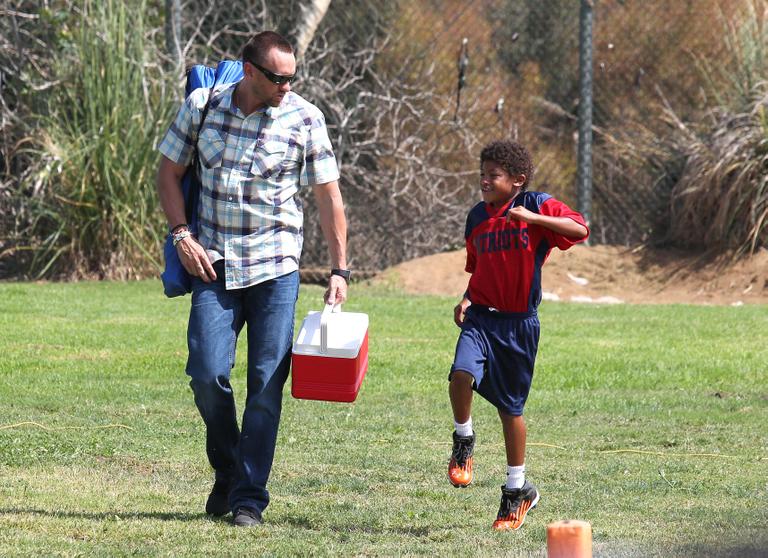 Heidi Klum leva o namorado, Martin Kristen, para acompanhar jogo de futebol de um de seus filhos, em Los Angeles