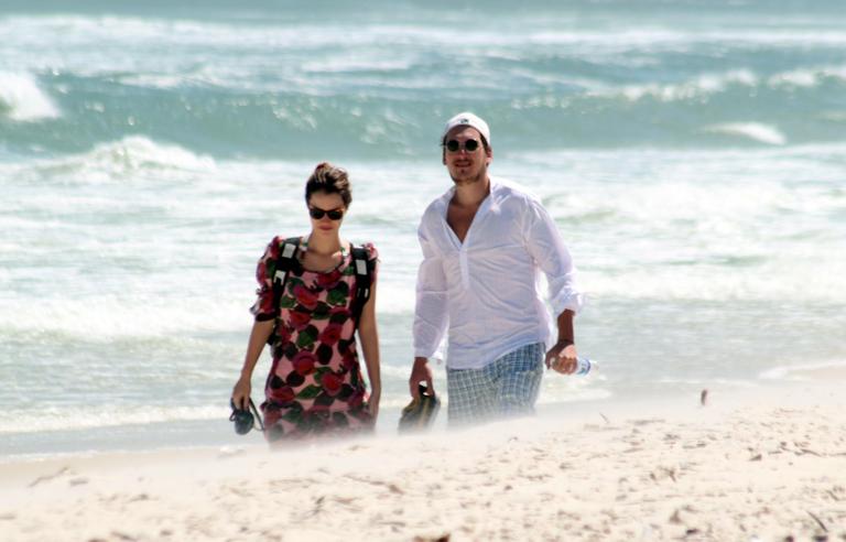 Nathalia Dill e Caio Sóh na praia da Barra da Tijuca