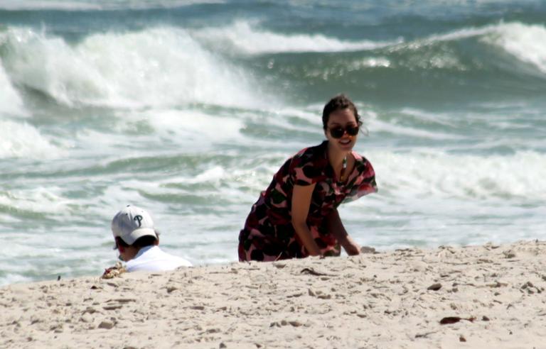 Nathalia Dill e Caio Sóh na praia da Barra da Tijuca