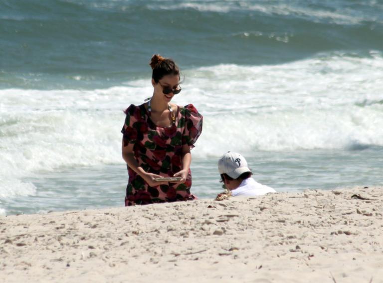 Nathalia Dill e Caio Sóh na praia da Barra da Tijuca