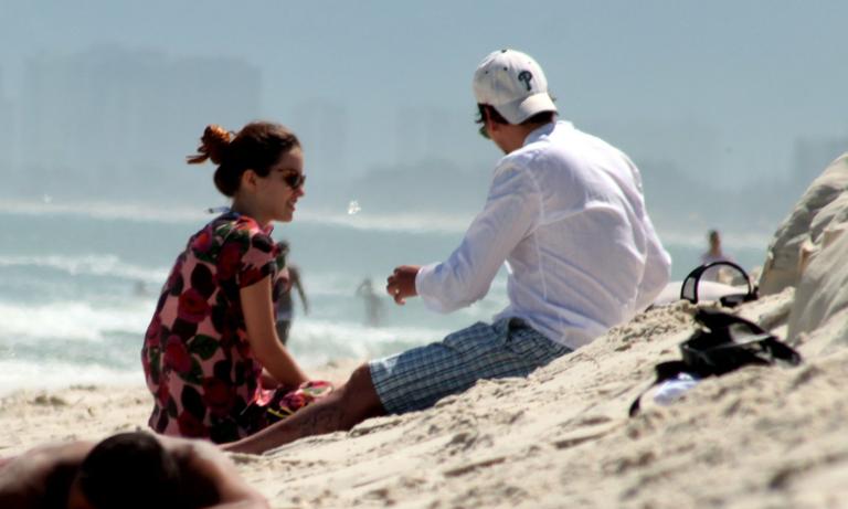 Nathalia Dill e Caio Sóh na praia da Barra da Tijuca