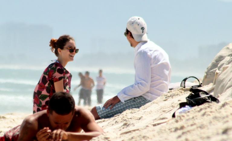 Nathalia Dill e Caio Sóh na praia da Barra da Tijuca