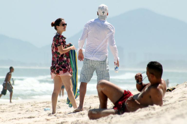 Nathalia Dill e Caio Sóh na praia da Barra da Tijuca