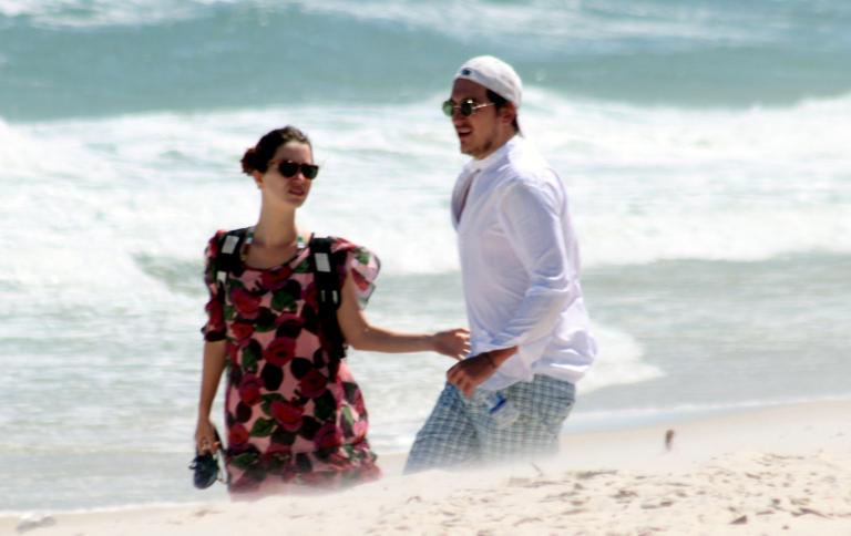 Nathalia Dill e Caio Sóh na praia da Barra da Tijuca