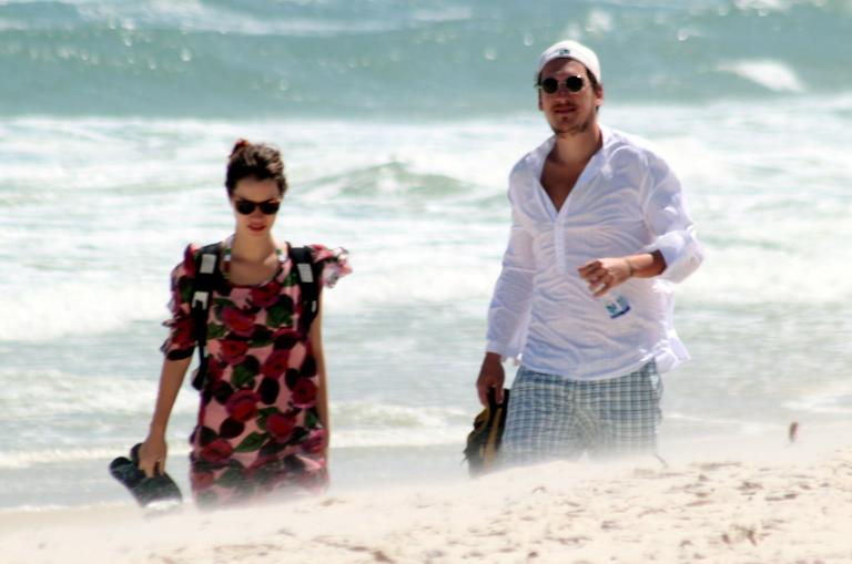 Nathalia Dill e Caio Sóh na praia da Barra da Tijuca