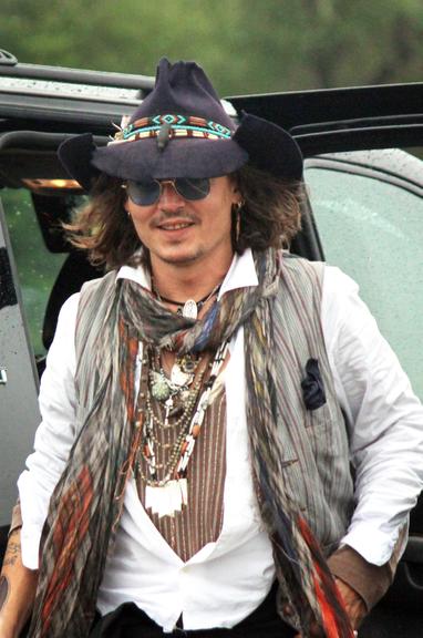 Ator Johnny Depp faz visita surpresa à tribo em Oklahoma, nos Estados Unidos