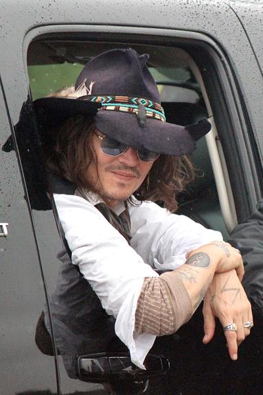 Ator Johnny Depp faz visita surpresa à tribo em Oklahoma, nos Estados Unidos