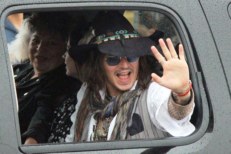 Ator Johnny Depp faz visita surpresa à tribo em Oklahoma, nos Estados Unidos