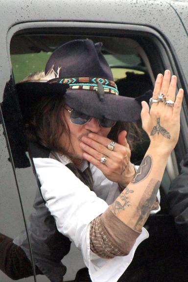 Ator Johnny Depp faz visita surpresa à tribo em Oklahoma, nos Estados Unidos