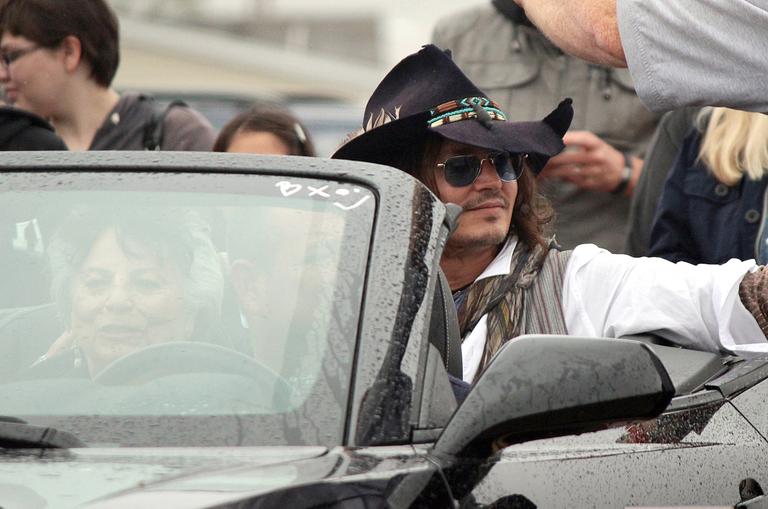 Ator Johnny Depp faz visita surpresa à tribo em Oklahoma, nos Estados Unidos