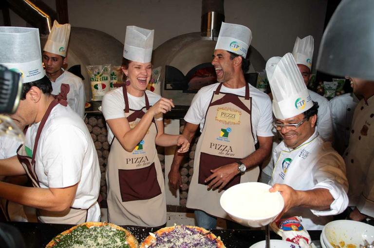 Letícia Birkheuer e Marcos Pasquim se divertem fazendo pizza