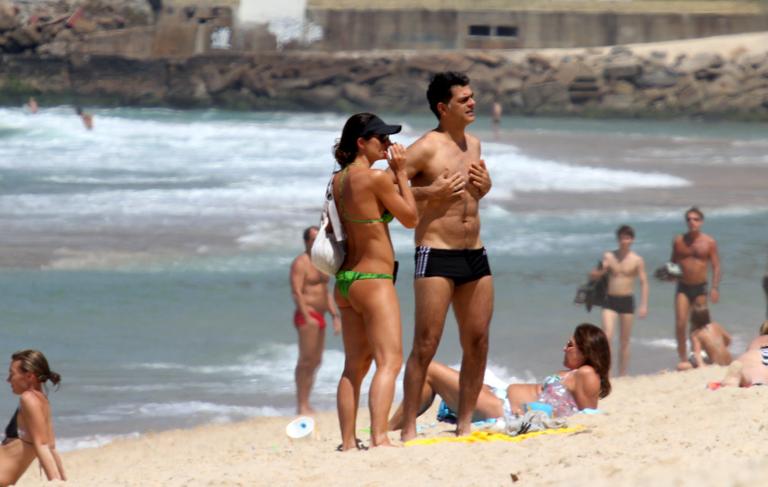 Eduardo Moscovis e Cynthia Howlett namoram na praia