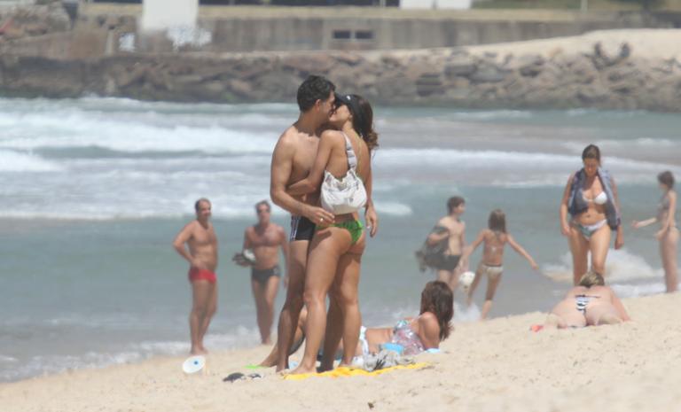 Eduardo Moscovis e Cynthia Howlett namoram na praia