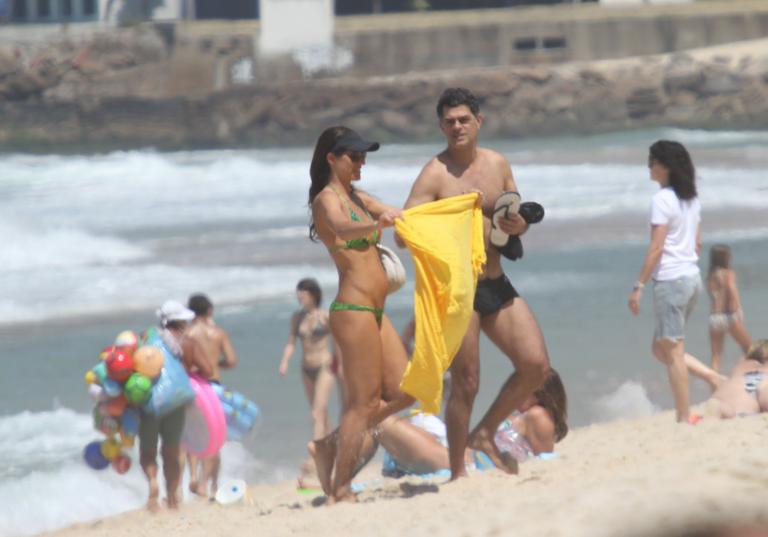 Eduardo Moscovis e Cynthia Howlett namoram na praia