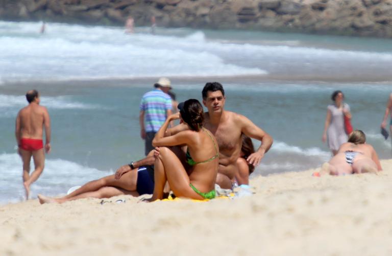 Eduardo Moscovis e Cynthia Howlett namoram na praia