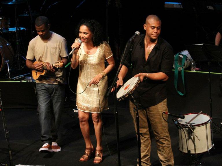 Tereza Cristina canta com o Trio