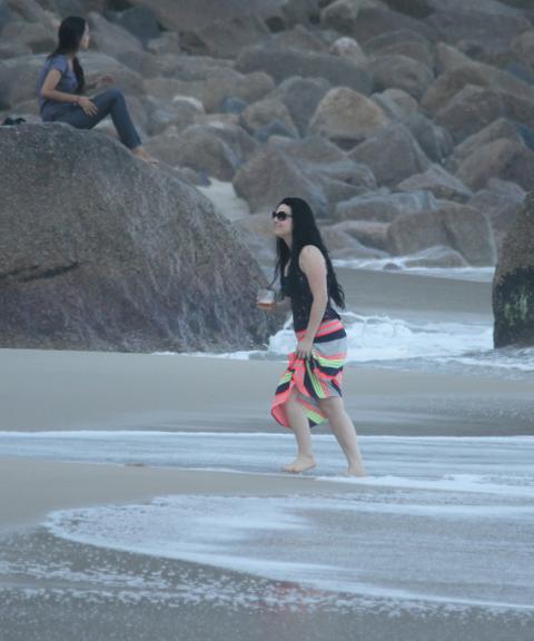 Amy Lee, do Evanescence, curte praia no Rio