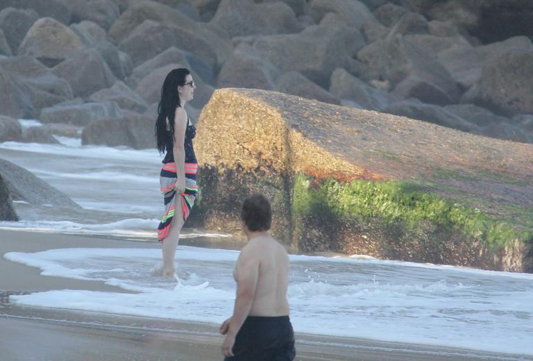 Amy Lee, do Evanescence, curte praia no Rio