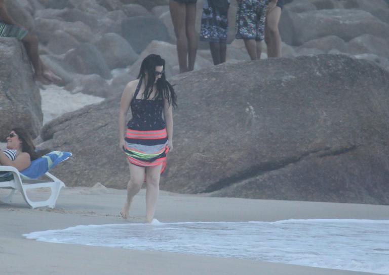 Amy Lee, do Evanescence, curte praia no Rio