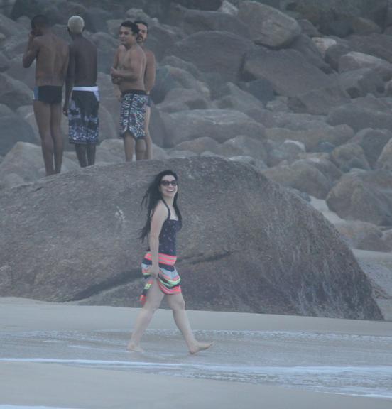 Amy Lee, do Evanescence, curte praia no Rio